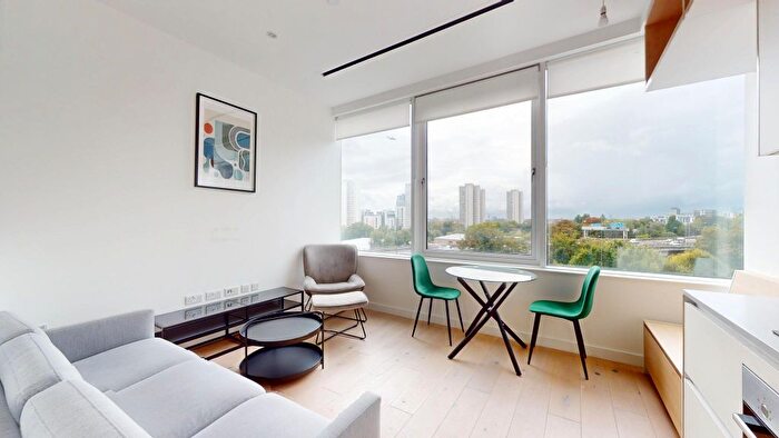 1 Bedroom Flat To Rent In Great West Road, Brentford, TW8