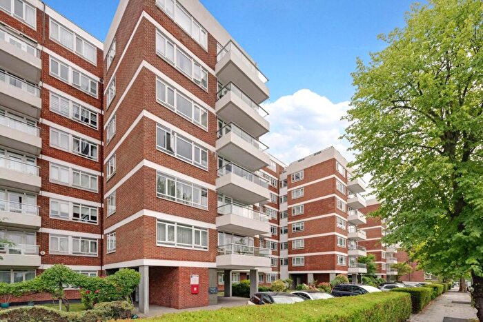 2 Bedroom Apartment For Sale In Regents Park Road, London, N3