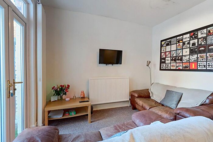 3 Bedroom Terraced House To Rent In Bedroom House, Adamson Street, L7
