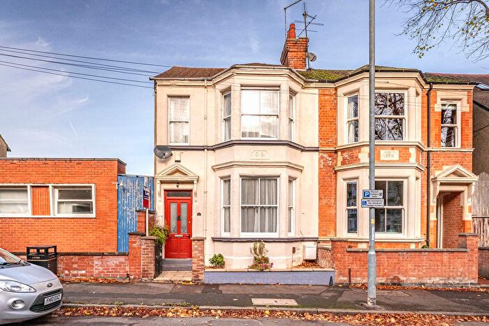 4 Bedroom Semi-Detached House For Sale In St. Peters Avenue, Kettering, NN16