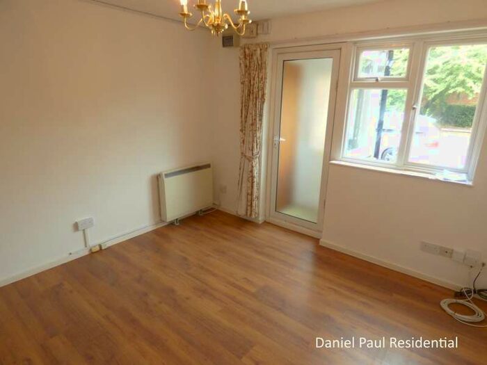 1 Bedroom Ground Flat To Rent In Clementine Close, W13