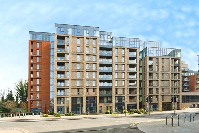 2 Bedroom Flat For Sale In Marketfield Way, Redhill, Surrey, RH1