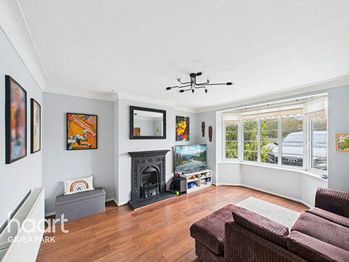 2 Bedroom Apartment For Sale In Eastern Avenue East, Gidea Park, RM2