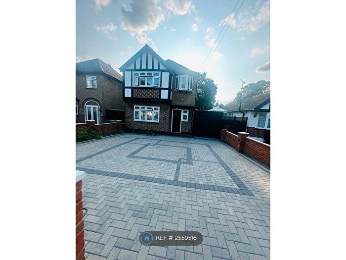 3 Bedroom Detached House To Rent In Strangeways, Watford, WD17