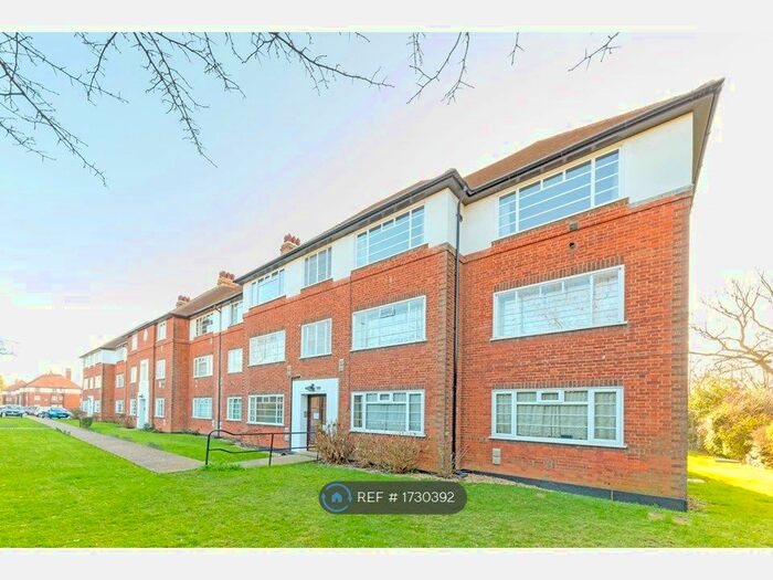 3 Bedroom Flat To Rent In Monarch Court, London, N2