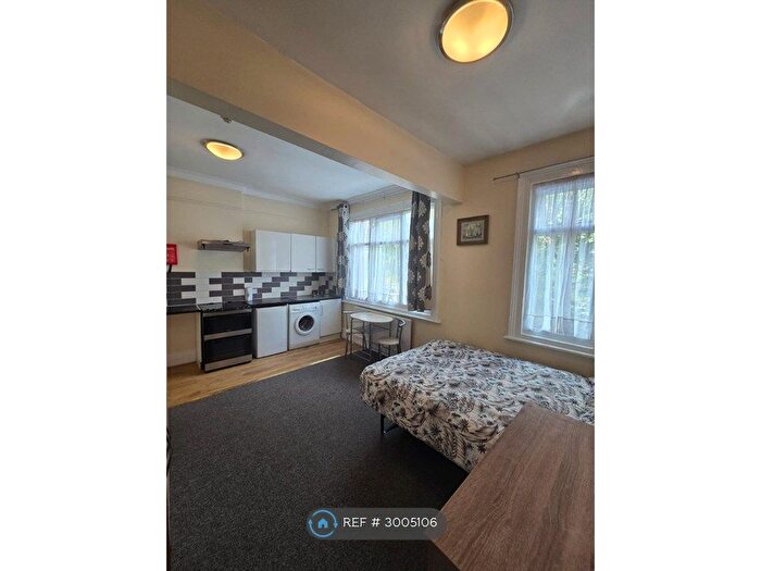 Studio To Rent In Bowes Road, London, N13