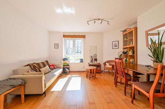2 Bedroom Flat For Sale In Reardon Street, Tower Hamlets, London, E1W
