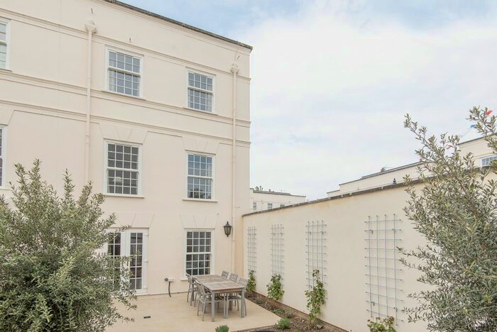 4 Bedroom Flat To Rent In Beaufort Close, London, SW15