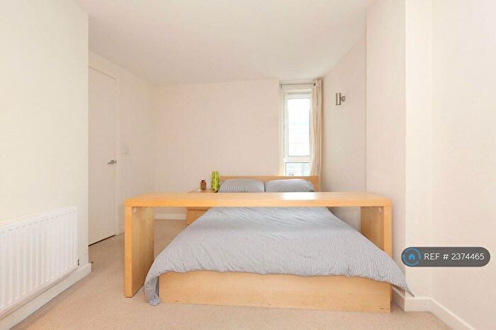 2 Bedroom Flat To Rent In Enfield Road, London, N1