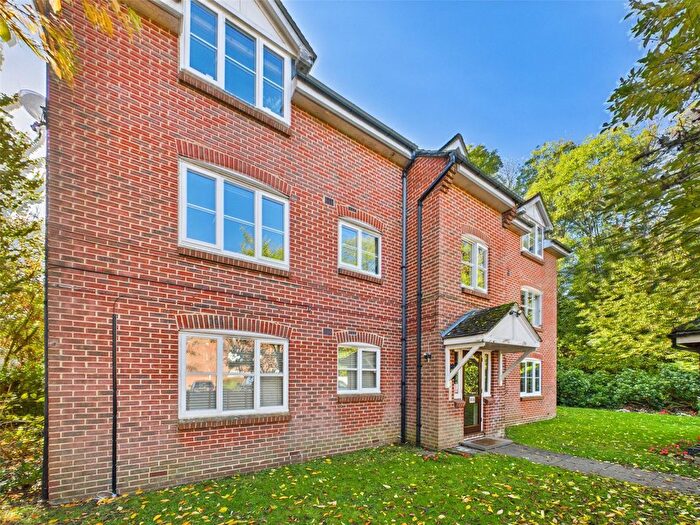 2 Bedroom Flat To Rent In Bankside Close, Isleworth, TW7