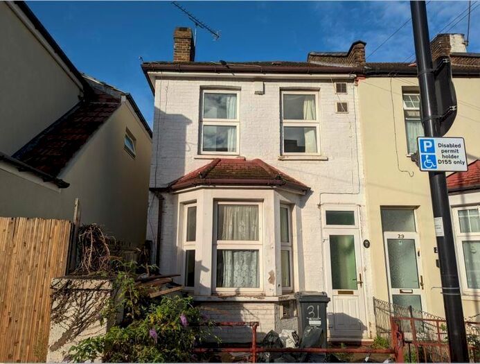 3 Bedroom End Of Terrace House To Rent In Sunbury, Surrey, TW3