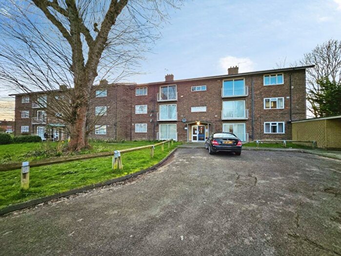 2 Bedroom Maisonette For Sale In Oak Way, Crawley, West Sussex, RH10
