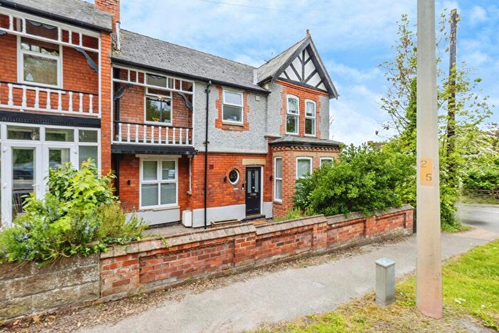 4 Bedroom Semi-Detached House For Sale In Cross O'cliff Hill, Lincoln, LN5