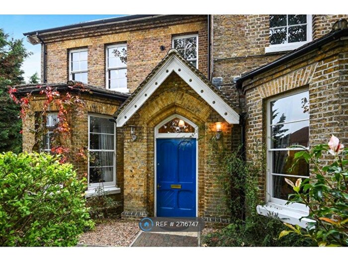 2 Bedroom Maisonette To Rent In Shepherds Farm, Rickmansworth, WD3