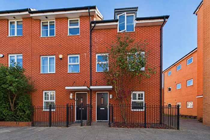 4 Bedroom End Of Terrace House For Sale In Gweal Avenue, Reading, Berkshire, RG2