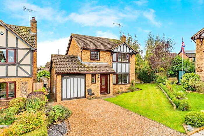 4 Bedroom Detached House For Sale In Tithe Barn Close, Raunds, Wellingborough, NN9