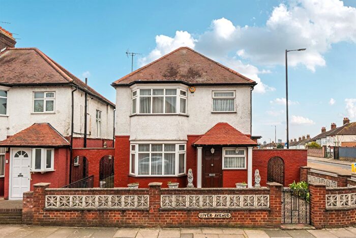 3 Bedroom Detached House For Sale In River Avenue, London, N13