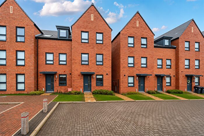 3 Bedroom End Of Terrace House To Rent In Bedroom End Of Terrace House In Hornbeam Mews, Dunstable, LU5