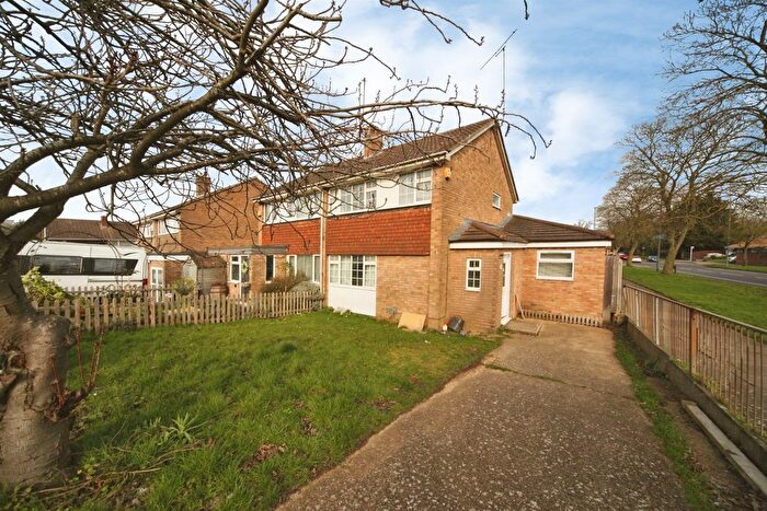 3 Bedroom Semi Detached House For Sale In Holgate Drive, Luton, LU4