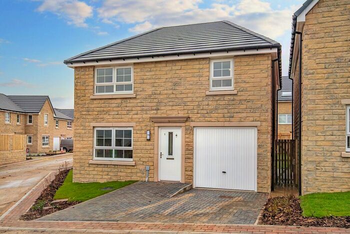 4 Bedroom Detached House To Rent In Viaduct View, Clayton, Bradford, BD14