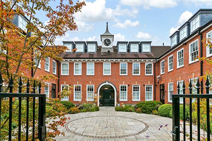 2 Bedroom Flat For Sale In Cambridge House, Hampton Hill, TW12