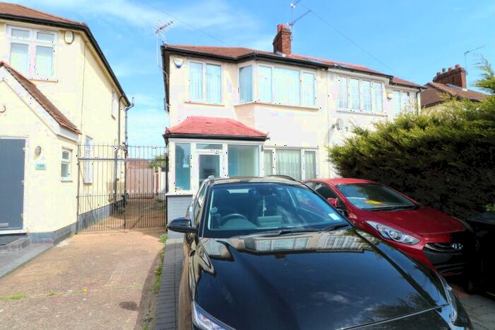 4 Bedroom Semi-Detached House To Rent In Rushden Gardens, Ilford, IG5