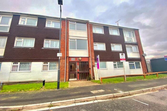 2 Bedroom Flat To Rent In Quantock Close, Langley, Slough SL3