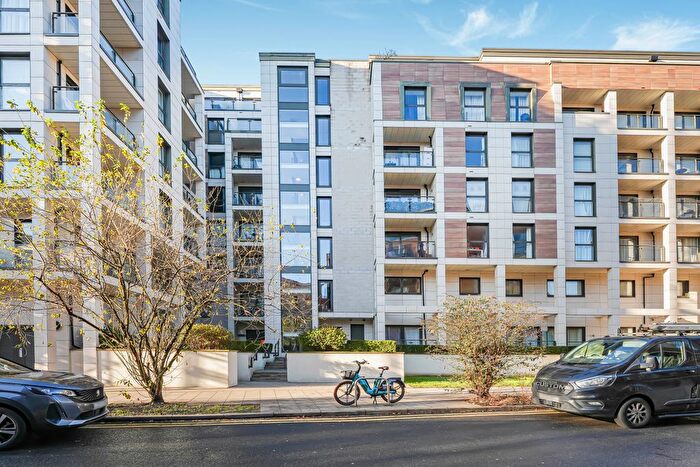 2 Bedroom Flat For Sale In River Walk, Kingston Upon Thames, KT2