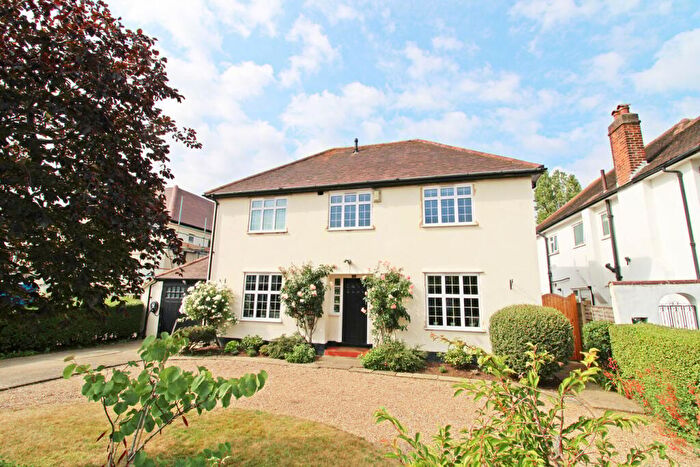 4 Bedroom Detached House For Sale In Hayes Way, Park Langley, Beckenham, BR3