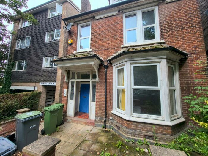 2 Bedroom Flat To Rent In Rarely Available For In Cresent Rise, Luton, LU2