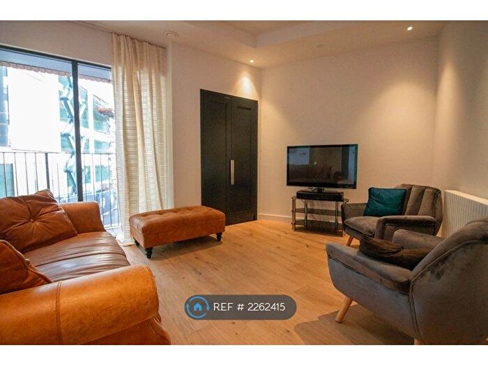 2 Bedroom Flat To Rent In Meade House, London, E14