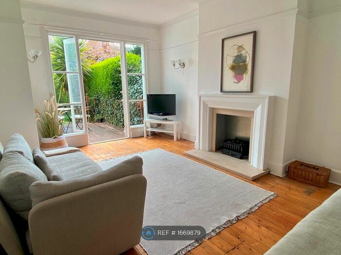 2 Bedroom Maisonette To Rent In Otley Road, Leeds, LS16