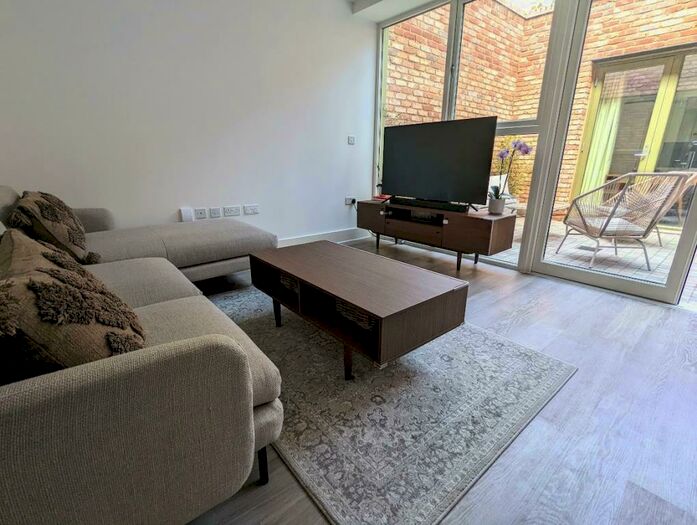 3 Bedroom Apartment To Rent In Edgewood Mews, Finchley, N3