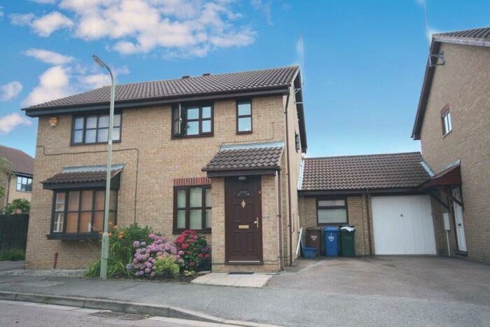 3 Bedroom Semi-Detached House To Rent In Beaulieu Close, Banbury, Oxon, OX16