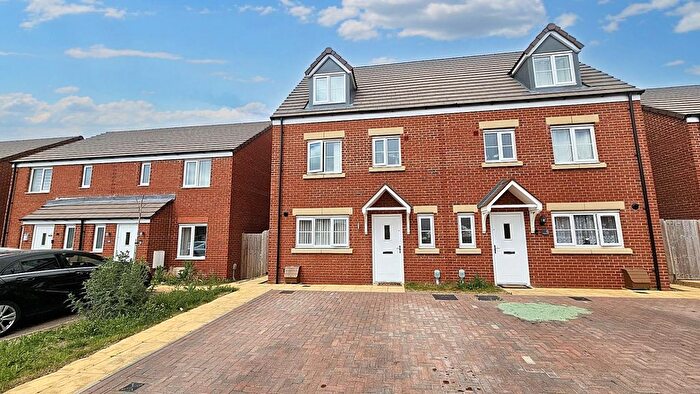 4 Bedroom Semi-Detached House For Sale In Derbyshire Drive, Kingsthorpe, Northampton, NN2