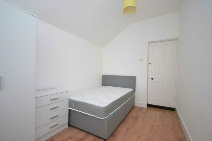 3 Bedroom Terraced House To Rent In Pitcroft Avenue, Reading, RG6