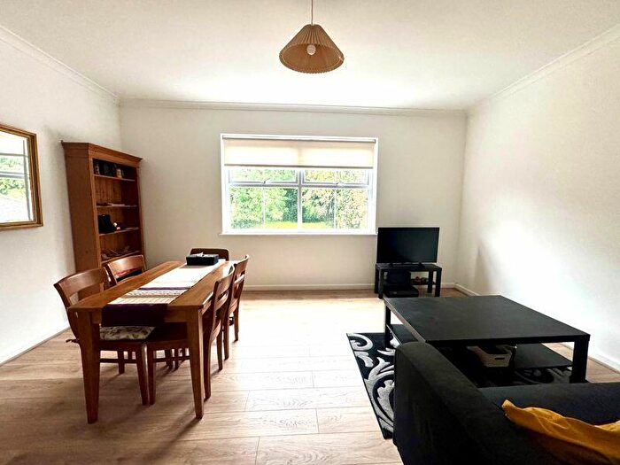2 Bedroom Apartment To Rent In Holden Road, London, N12