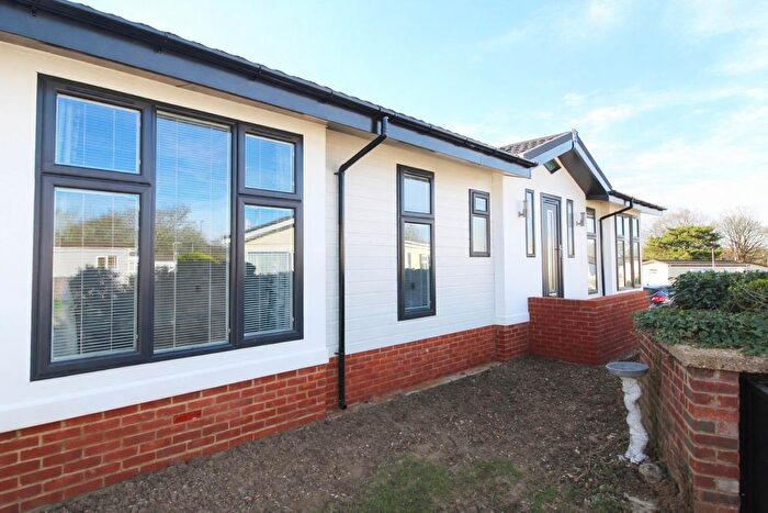 2 Bedroom Park Home For Sale In Arkley Park, Barnet, EN5