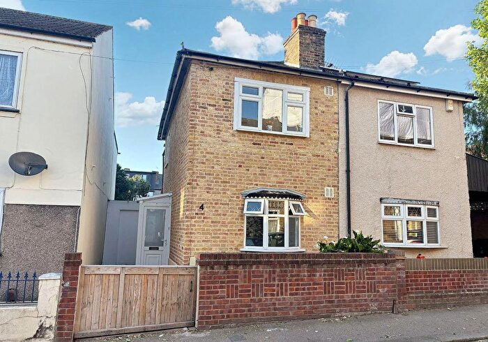 Semi-Detached House To Rent In London, E17