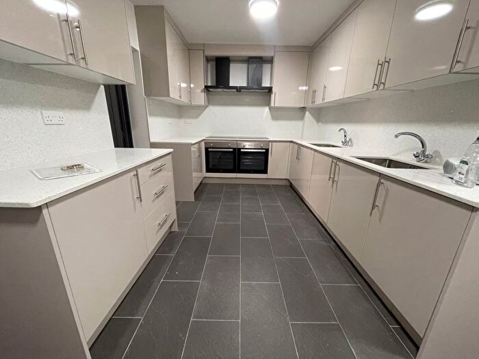 6 Bedroom Detached House To Rent In Gaveston Road, Slough, SL2