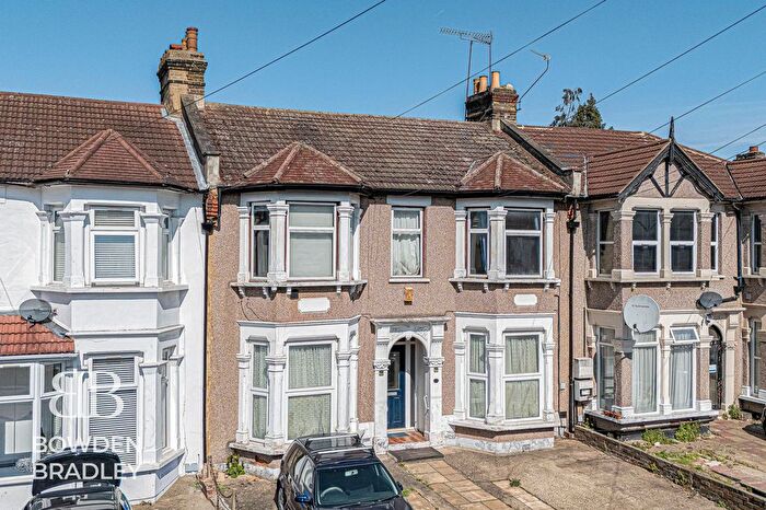 2 Bedroom Maisonette For Sale In De Vere Gardens, Ilford, IG1