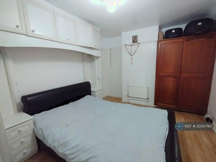 3 Bedroom Semi-Detached House To Rent In Kettering, Kettering, NN15