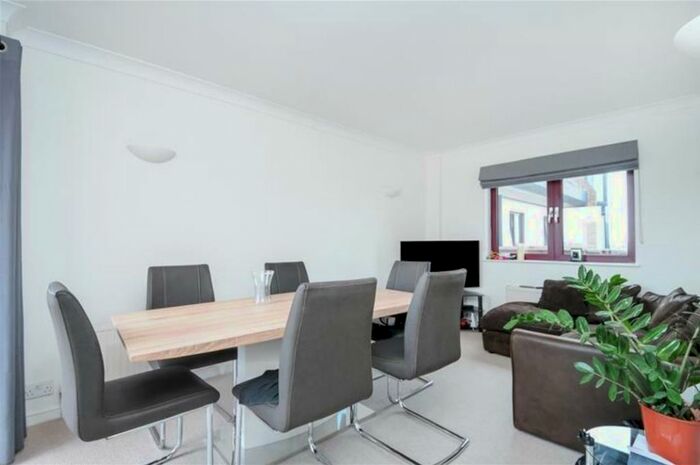 2 Bedroom Flat To Rent In William Morris Way, London, SW6