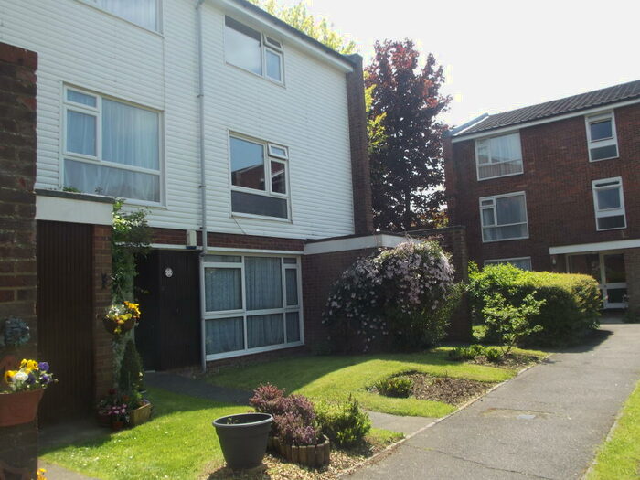 2 Bedroom Flat To Rent In Ladygrove, Croydon, CR0