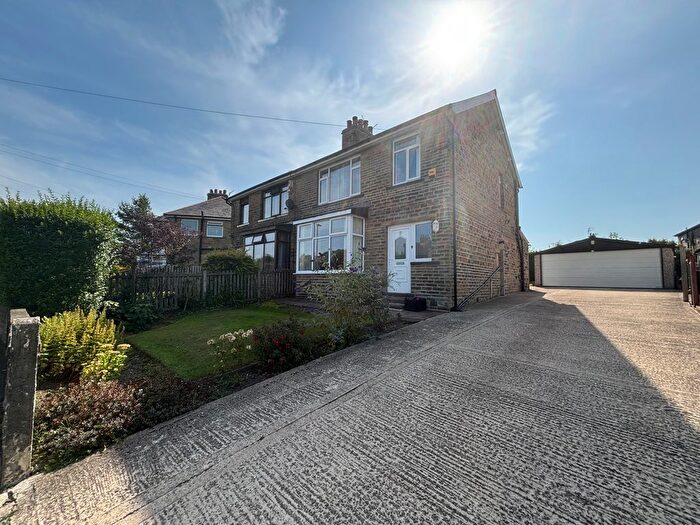 3 Bedroom Semi-Detached House For Sale In Fieldway, Clayton, Bradford, BD14
