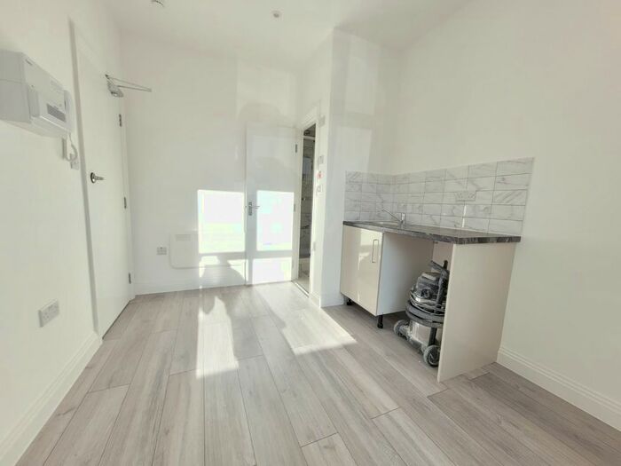 Studio To Rent In Swanfield Road, Waltham Cross, EN8