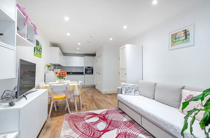 2 Bedroom Flat For Sale In Ascot House, Mill Mead, Staines, TW18