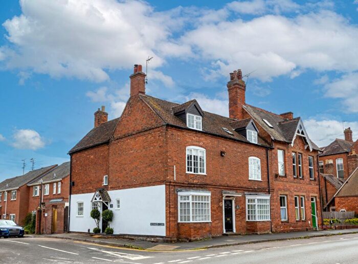 3 Bedroom Semi-Detached House For Sale In Richards Close, Kenilworth, CV8