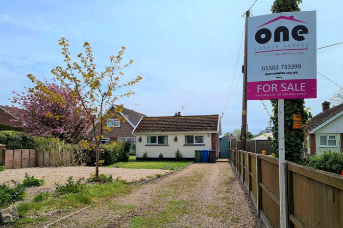 2 Bedroom Detached Bungalow For Sale In Meadow Road, Oulton, NR32