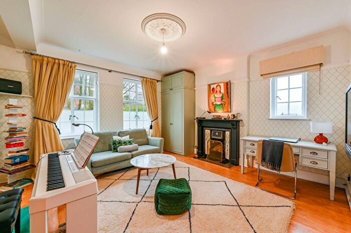 3 Bedroom Flat For Sale In Connaught Gardens, Muswell Hill, London, N10